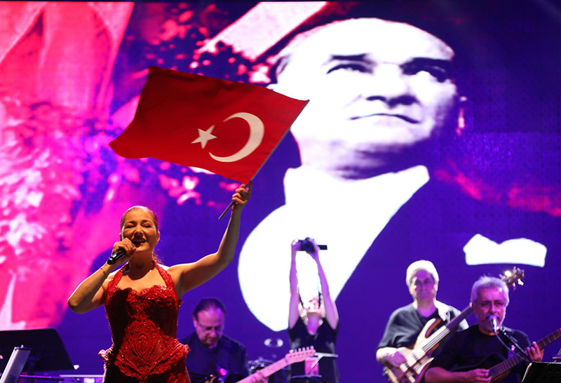 190518izmirbayrakli